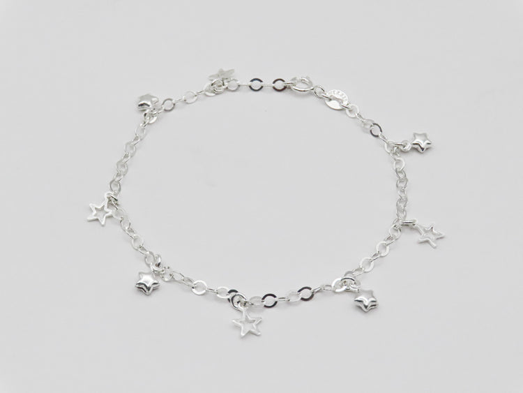 Pulsera de plata con estrellas colgantes
