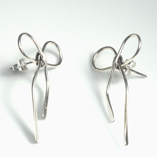 Arete largo moño de regalo de plata