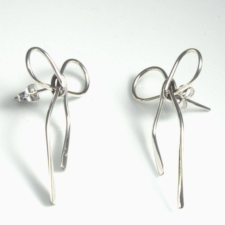Arete largo moño de regalo de plata