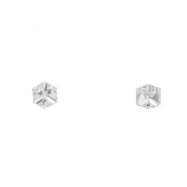 Aretes en forma cubos de cristal