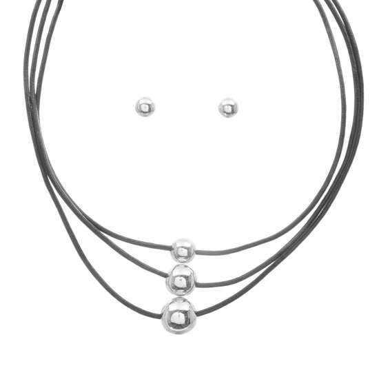 Collar de piel con esferas de plata