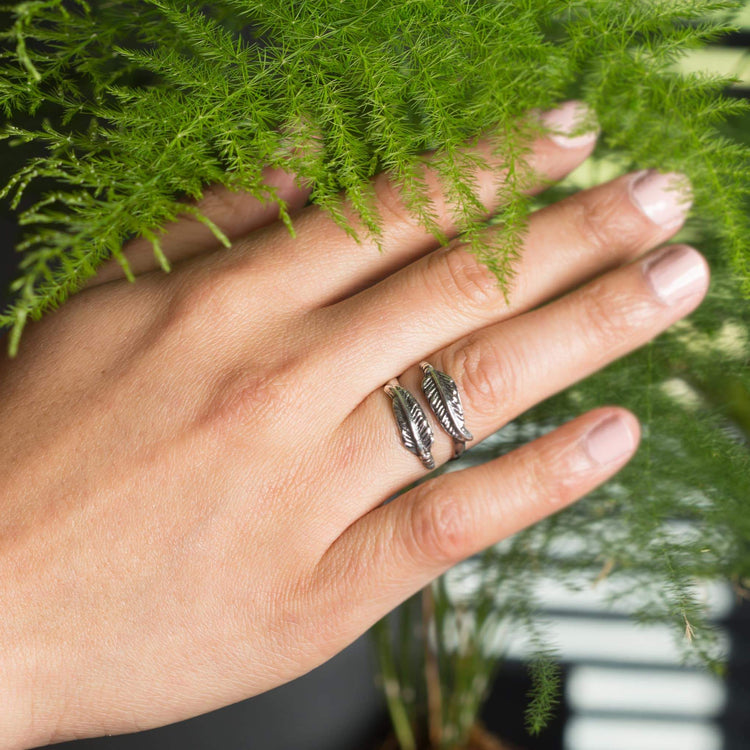 Anillo plumas pavonadas de plata de plata mexicana