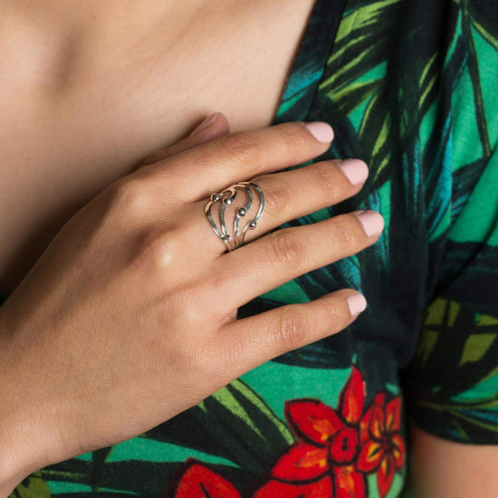 Anillo olas con casquillas de plata mexicana
