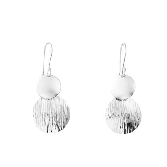 Aretes con combinación de acabado liso y rayado de plata mexicana