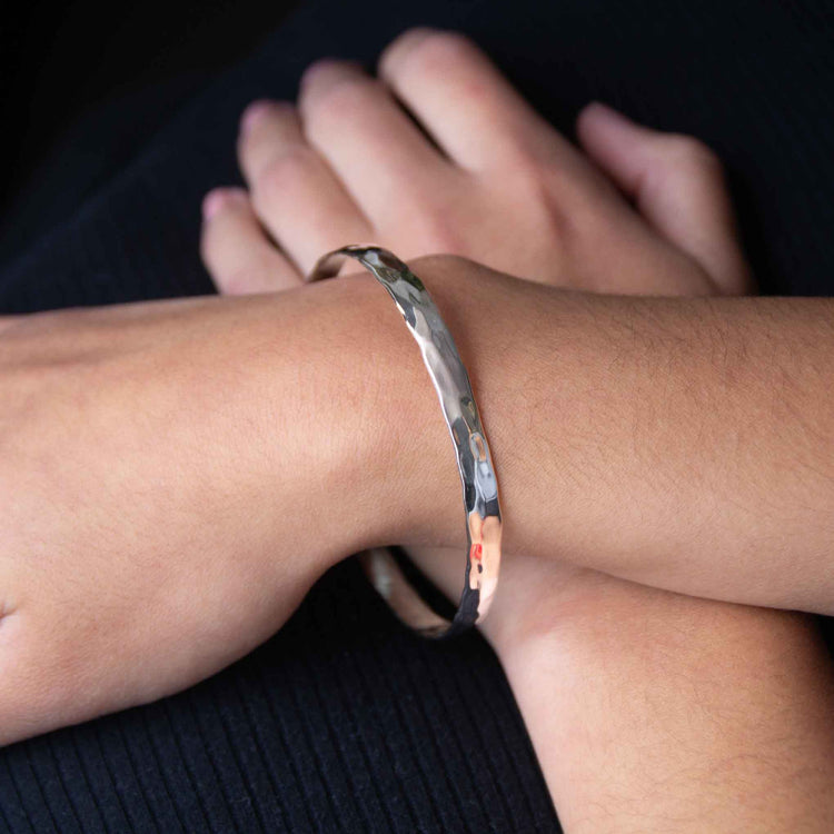 Pulsera delgada martillada de plata de plata mexicana