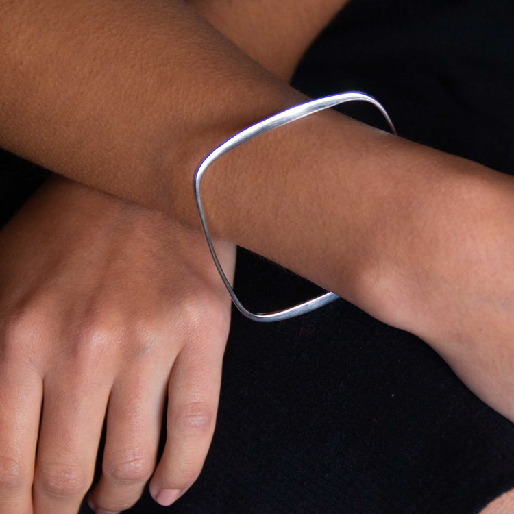 Pulsera cuadrada irregular de plata*