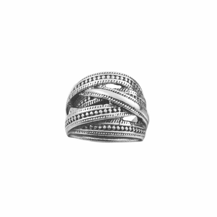 Anillo listones detallados de plata