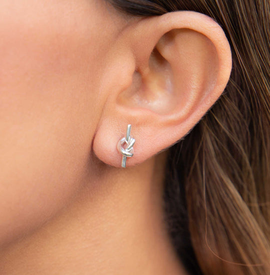 Aretes de poste Barra con nudo de plata mexicana