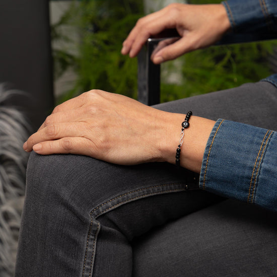 Pulsera de hilo con infinito de plata, onix y ojo turco de plata mexicana