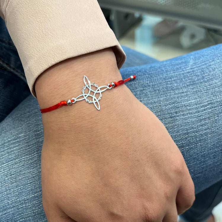 Pulsera nudo de bruja con hilo.