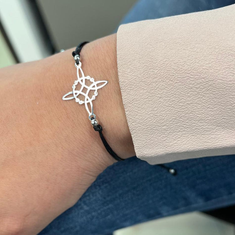 Pulsera nudo de bruja con hilo.