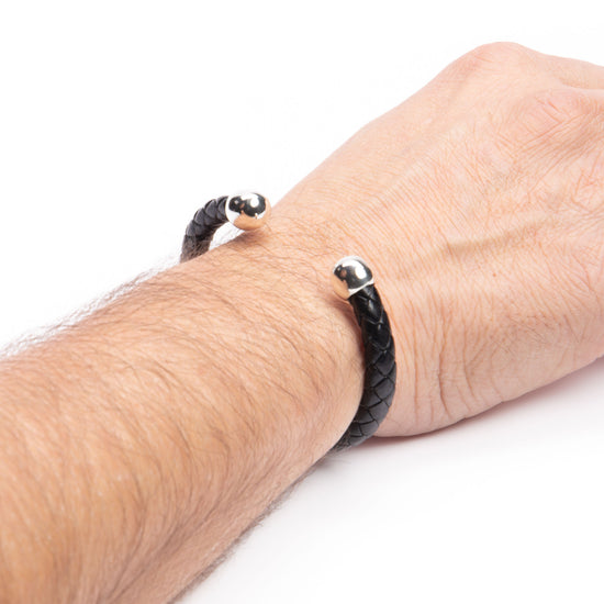 Brazalete piel con 2 bolas plata de plata mexicana