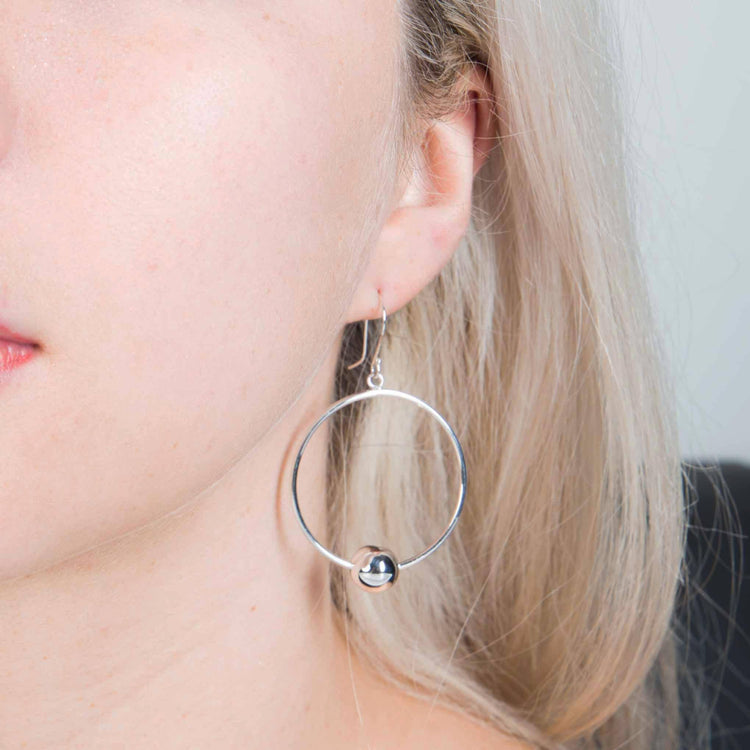 Aretes de aro con esfera de plata