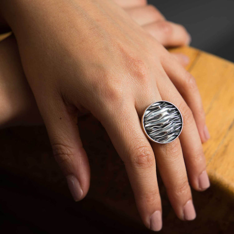 Anillo circular de plata pavonada