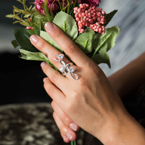 Anillo de plata entrelazado con perlas y zirconias