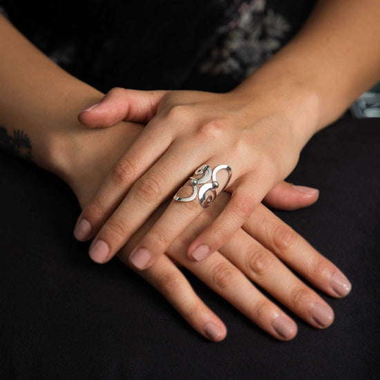 Anillo tiras de corazón de plata