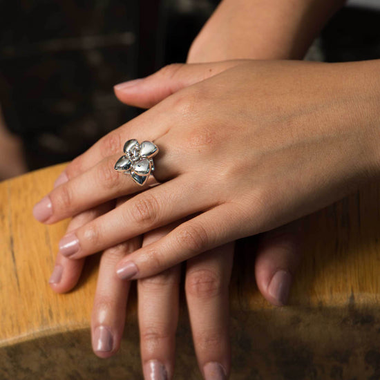 Anillo de Plata con Corazones colgantes