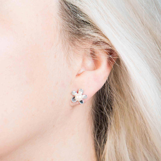 Aretes de florecitas de plata con centro de perla